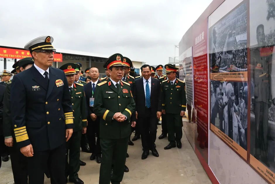 Đại tướng Phan Văn Giang và Thượng tướng Đổng Quân tham quan bia kỷ niệm "Đường Hồ Chí Minh trên biển” Đại tướng Phan Văn Giang và Thượng tướng Đổng Quân tham quan bia kỷ niệm "Đường Hồ Chí Minh trên biển”