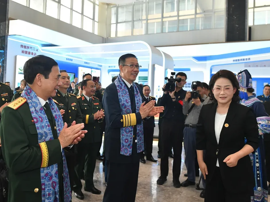 Đại tướng Phan Văn Giang và Thượng tướng Đổng Quân tham quan bia kỷ niệm "Đường mòn Hồ Chí Minh trên biển” Đại tướng Phan Văn Giang và Thượng tướng Đổng Quân tham quan bia kỷ niệm "Đường mòn Hồ Chí Minh trên biển”