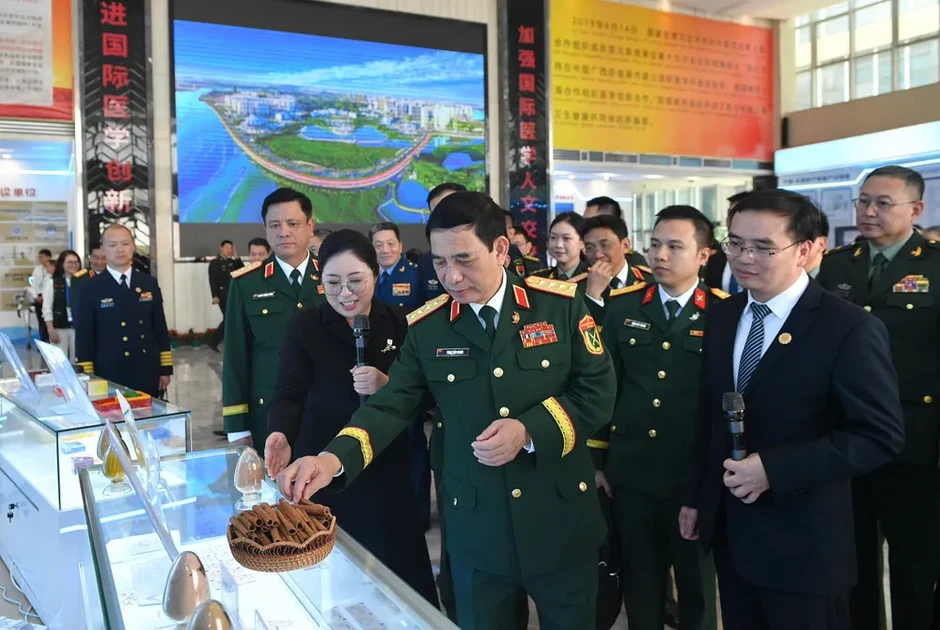 Đại tướng Phan Văn Giang và Thượng tướng Đổng Quân tham quan bia kỷ niệm "Đường mòn Hồ Chí Minh trên biển” Đại tướng Phan Văn Giang và Thượng tướng Đổng Quân tham quan bia kỷ niệm "Đường mòn Hồ Chí Minh trên biển”