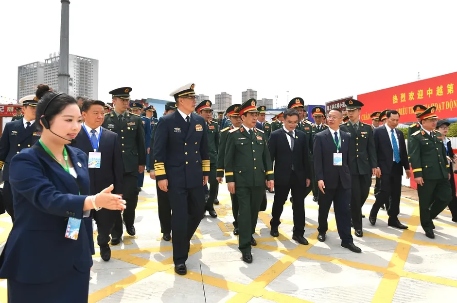Đại tướng Phan Văn Giang và Thượng tướng Đổng Quân tham quan bia kỷ niệm "Đường mòn Hồ Chí Minh trên biển” Đại tướng Phan Văn Giang và Thượng tướng Đổng Quân tham quan bia kỷ niệm "Đường mòn Hồ Chí Minh trên biển”