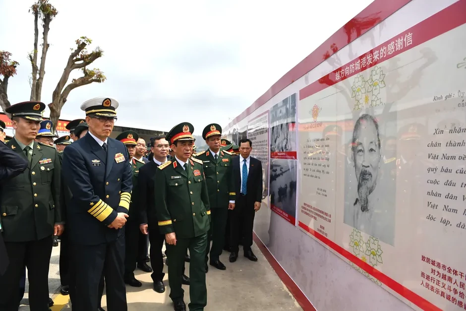 Đại tướng Phan Văn Giang và Thượng tướng Đổng Quân tham quan bia kỷ niệm "Đường mòn Hồ Chí Minh trên biển” Đại tướng Phan Văn Giang và Thượng tướng Đổng Quân tham quan bia kỷ niệm "Đường mòn Hồ Chí Minh trên biển”