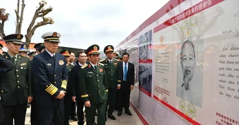Đại tướng Phan Văn Giang và Thượng tướng Đổng Quân tham quan bia kỷ niệm "Đường mòn Hồ Chí Minh trên biển”