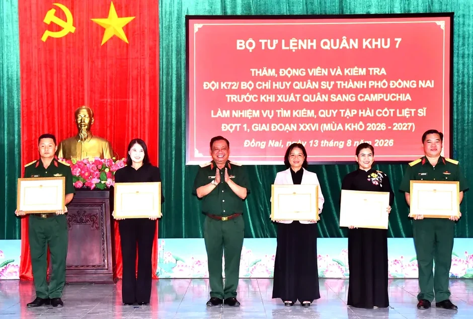 Đội K72 sẵn sàng lên đường quy tập hài cốt liệt sĩ trên đất bạn Campuchia Đội K72 sẵn sàng lên đường quy tập hài cốt liệt sĩ trên đất bạn Campuchia