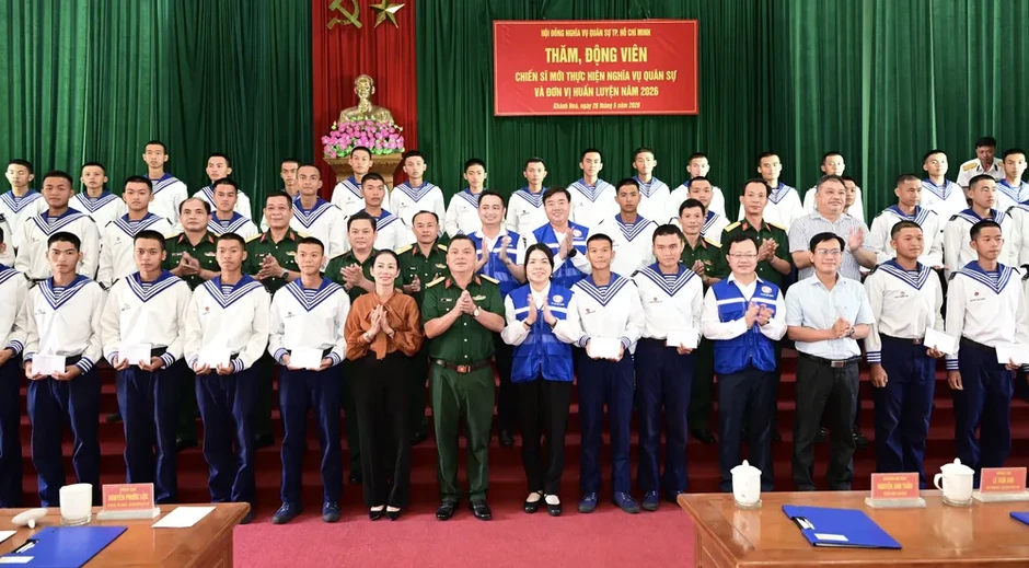 Lãnh đạo TPHCM thăm chiến sĩ mới tại Trung tâm Huấn luyện Vùng 4 Hải quân