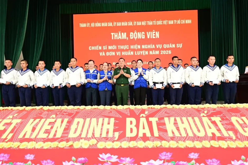 Lãnh đạo TPHCM thăm chiến sĩ mới tại Trung tâm Huấn luyện Vùng 4 Hải quân