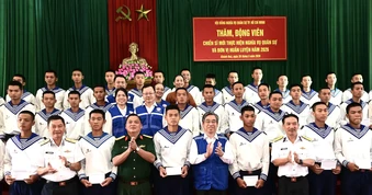 Lãnh đạo TPHCM thăm chiến sĩ mới tại Trung tâm Huấn luyện Vùng 4 Hải quân