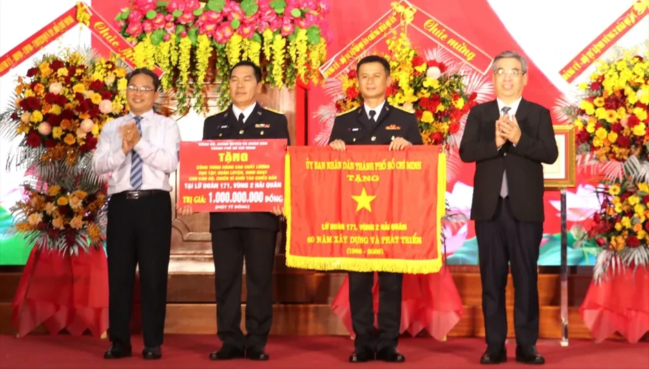 Lữ đoàn 171 nhận Huân chương Bảo vệ Tổ quốc hạng nhất
