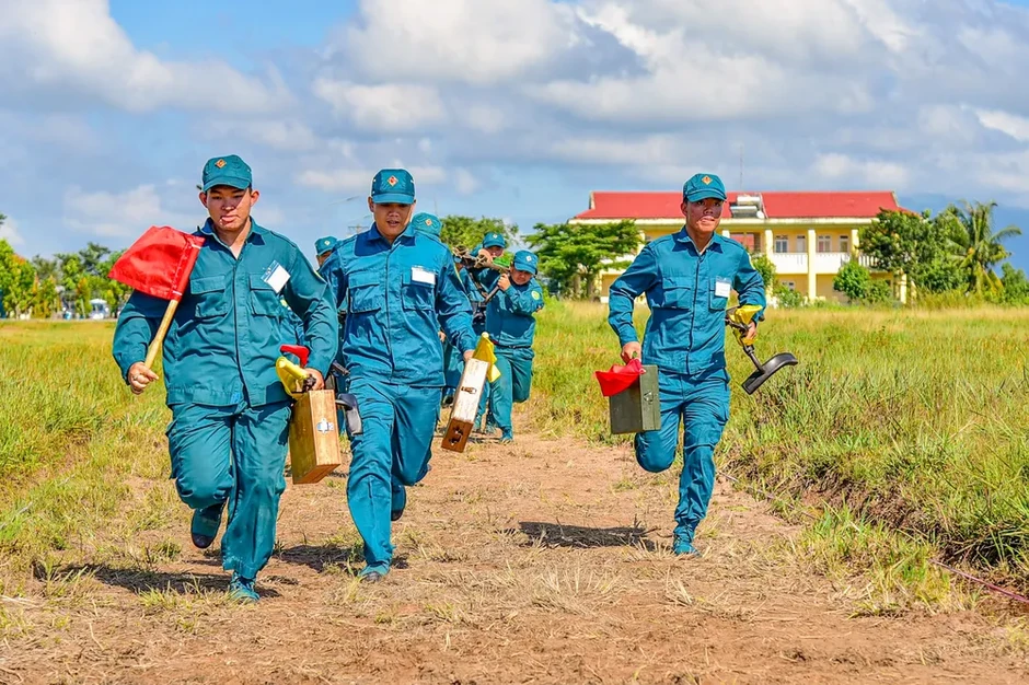 Lực lượng phòng không phía Nam khai hỏa trên thao trường Lực lượng phòng không phía Nam khai hỏa trên thao trường