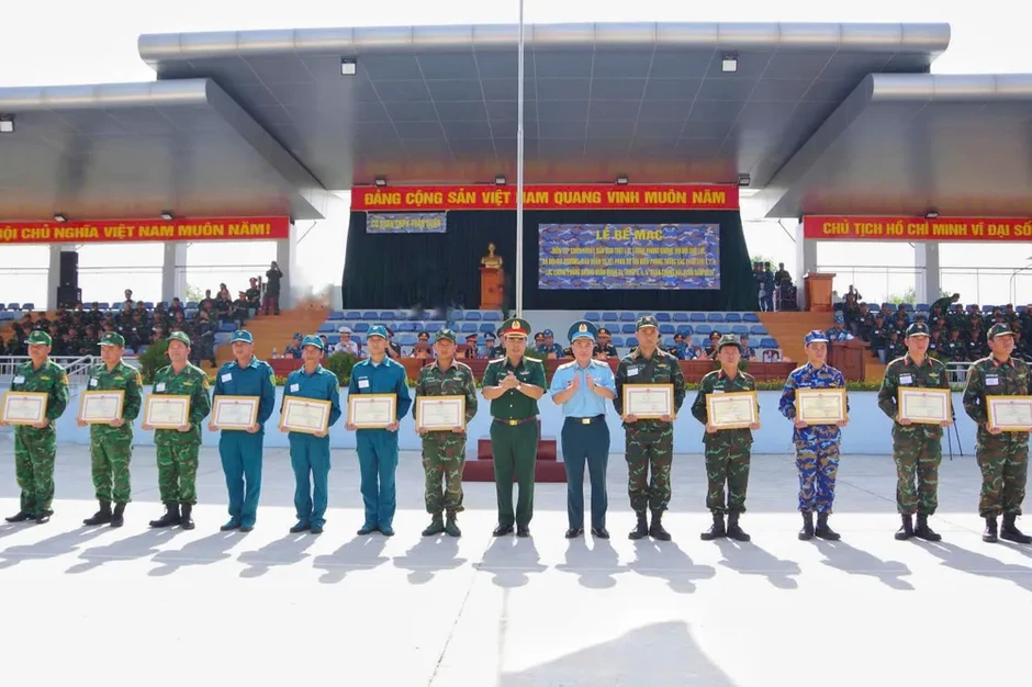 Lực lượng phòng không phía Nam khai hỏa trên thao trường Lực lượng phòng không phía Nam khai hỏa trên thao trường