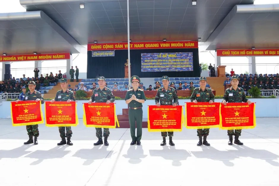 Lực lượng phòng không phía Nam khai hỏa trên thao trường Lực lượng phòng không phía Nam khai hỏa trên thao trường