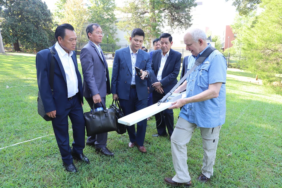 Nhóm nghiên cứu Mỹ trao cho Việt Nam tài liệu khu mộ tập thể bộ đội ở Quảng Trị Nhóm nghiên cứu Mỹ trao cho Việt Nam tài liệu khu mộ tập thể bộ đội ở Quảng Trị