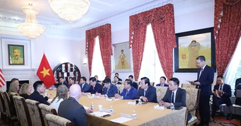 Nhóm nghiên cứu Mỹ trao cho Việt Nam tài liệu khu mộ tập thể bộ đội ở Quảng Trị
