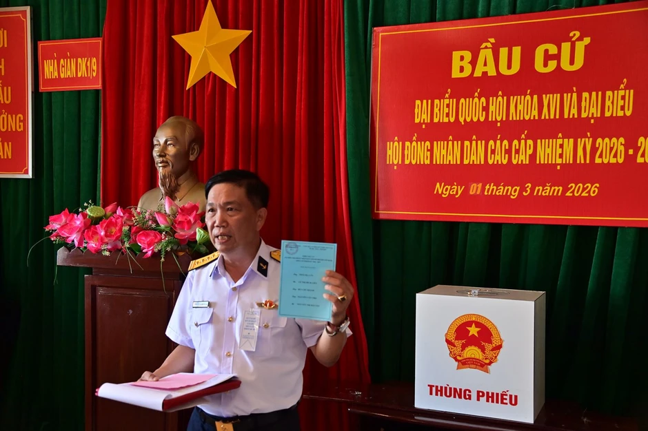 Những lá phiếu đầu tiên của cử tri đi bầu cử Quốc hội khóa XVI nơi đầu sóng Những lá phiếu đầu tiên của cử tri đi bầu cử Quốc hội khóa XVI nơi đầu sóng