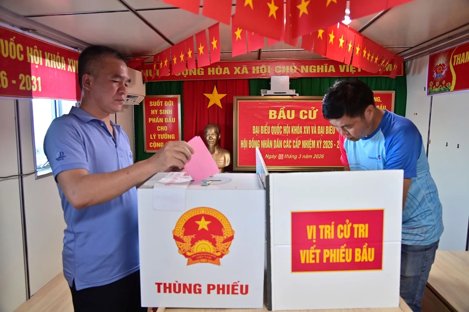 Những lá phiếu đầu tiên của cử tri đi bầu cử Quốc hội khóa XVI nơi đầu sóng Những lá phiếu đầu tiên của cử tri đi bầu cử Quốc hội khóa XVI nơi đầu sóng