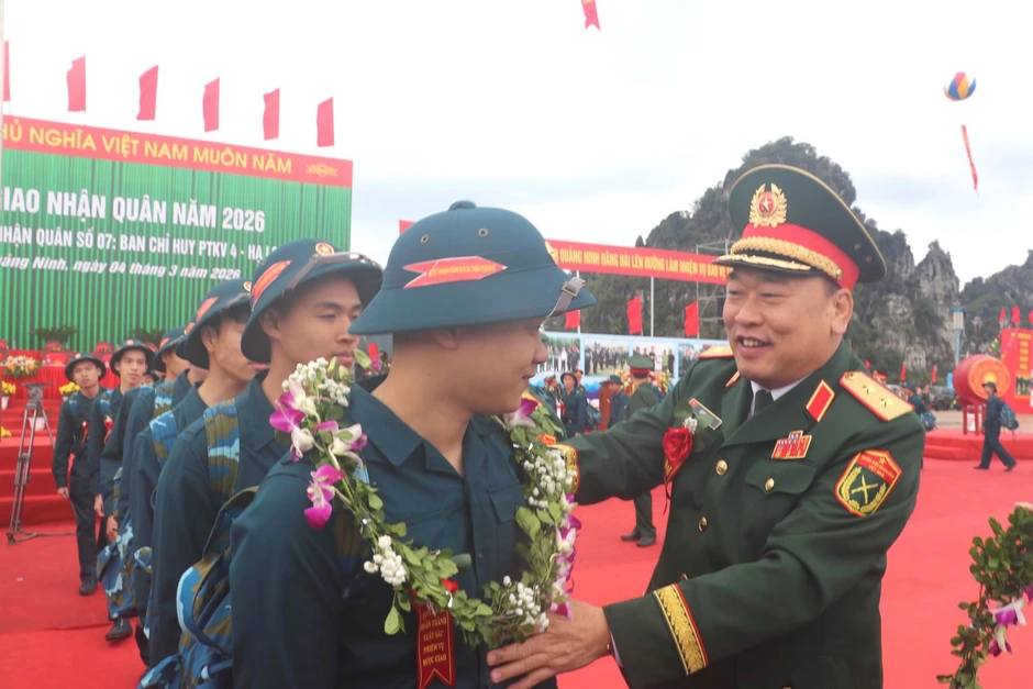 Sôi nổi ngày hội giao nhận quân trên đất mỏ Quảng Ninh Sôi nổi ngày hội giao nhận quân trên đất mỏ Quảng Ninh