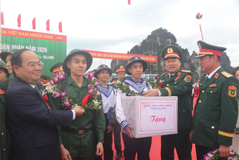 Sôi nổi ngày hội giao nhận quân trên đất mỏ Quảng Ninh Sôi nổi ngày hội giao nhận quân trên đất mỏ Quảng Ninh