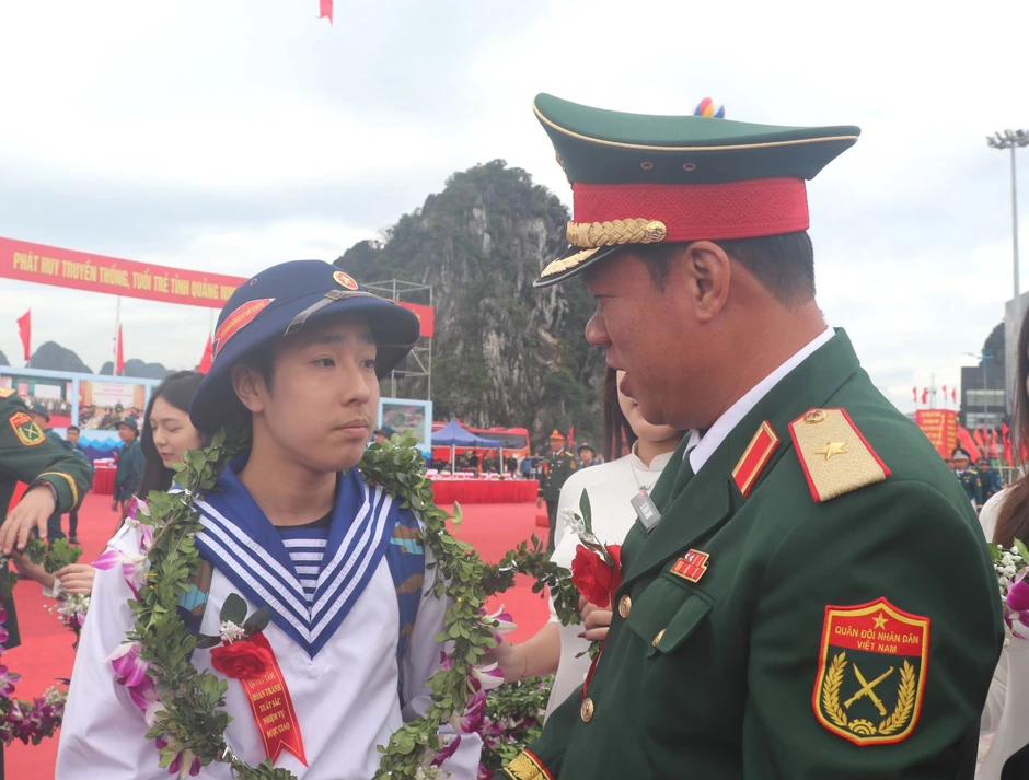 Sôi nổi ngày hội giao nhận quân trên đất mỏ Quảng Ninh Sôi nổi ngày hội giao nhận quân trên đất mỏ Quảng Ninh