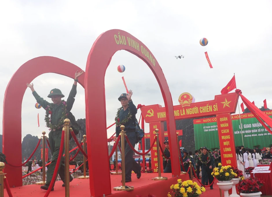 Sôi nổi ngày hội giao nhận quân trên đất mỏ Quảng Ninh Sôi nổi ngày hội giao nhận quân trên đất mỏ Quảng Ninh