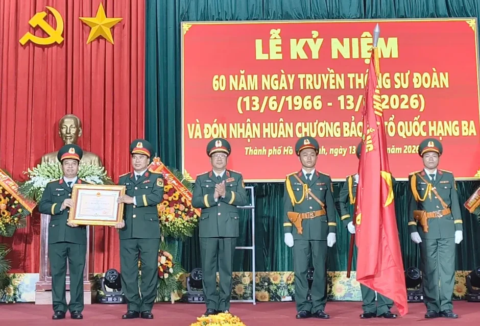 Sư đoàn 7 đón nhận Huân chương Bảo vệ Tổ quốc hạng Ba Sư đoàn 7 đón nhận Huân chương Bảo vệ Tổ quốc hạng Ba