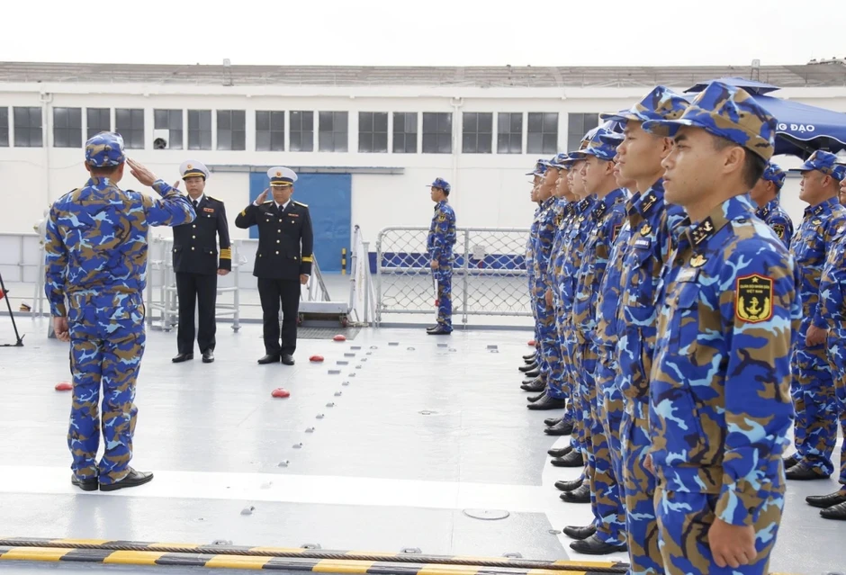 Tàu Hải quân Việt Nam - Trung Quốc luyện tập đón Bộ trưởng Quốc phòng hai nước Tàu Hải quân Việt Nam - Trung Quốc luyện tập đón Bộ trưởng Quốc phòng hai nước