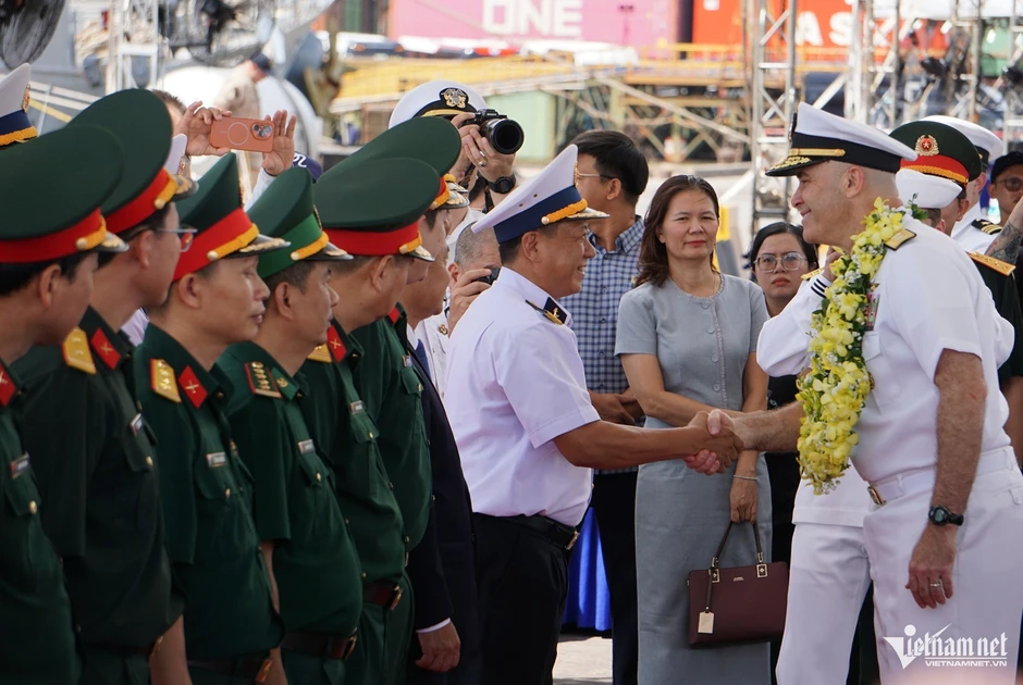Tàu sân bay Mỹ cập cảng Đà Nẵng, bắt đầu chuyến thăm Việt Nam Tàu sân bay Mỹ cập cảng Đà Nẵng, bắt đầu chuyến thăm Việt Nam