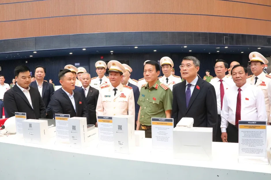 Thủ tướng Lê Minh Hưng trao danh hiệu Anh hùng LLVT nhân dân tặng Công an TP Hải Phòng Thủ tướng Lê Minh Hưng trao danh hiệu Anh hùng LLVT nhân dân tặng Công an TP Hải Phòng
