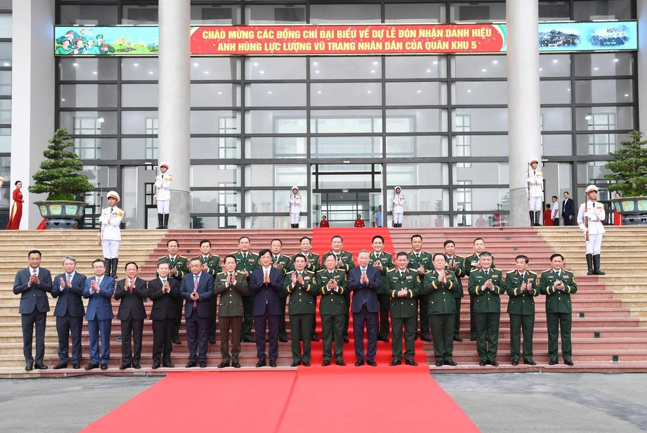 Tổng Bí thư, Chủ tịch nước trao danh hiệu Anh hùng lực lượng vũ trang nhân dân cho Quân khu 5 Tổng Bí thư, Chủ tịch nước trao danh hiệu Anh hùng lực lượng vũ trang nhân dân cho Quân khu 5