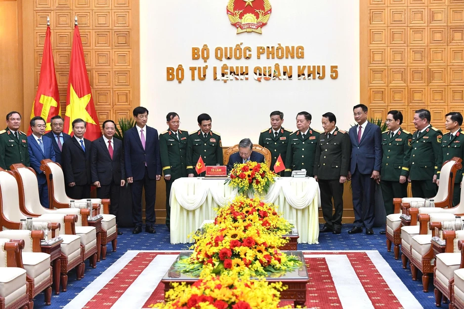 Tổng Bí thư, Chủ tịch nước trao danh hiệu Anh hùng lực lượng vũ trang nhân dân cho Quân khu 5 Tổng Bí thư, Chủ tịch nước trao danh hiệu Anh hùng lực lượng vũ trang nhân dân cho Quân khu 5