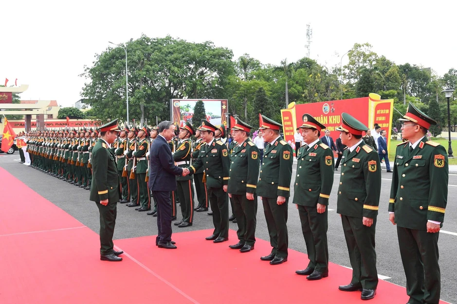 Tổng Bí thư, Chủ tịch nước trao danh hiệu Anh hùng lực lượng vũ trang nhân dân cho Quân khu 5 Tổng Bí thư, Chủ tịch nước trao danh hiệu Anh hùng lực lượng vũ trang nhân dân cho Quân khu 5