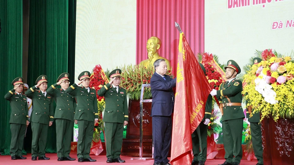 Tổng Bí thư, Chủ tịch nước trao danh hiệu Anh hùng lực lượng vũ trang nhân dân cho Quân khu 5 Tổng Bí thư, Chủ tịch nước trao danh hiệu Anh hùng lực lượng vũ trang nhân dân cho Quân khu 5