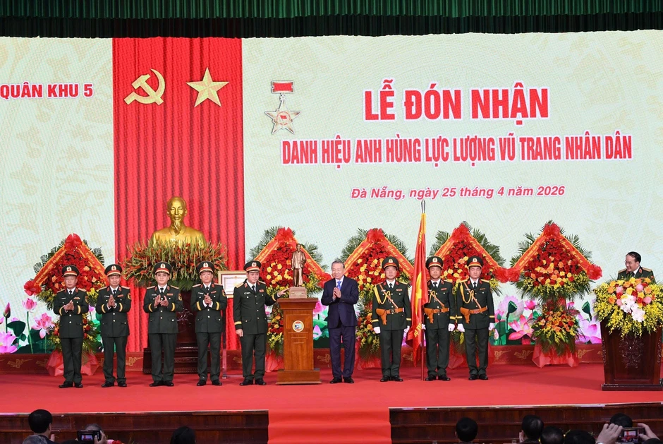 Tổng Bí thư, Chủ tịch nước trao danh hiệu Anh hùng lực lượng vũ trang nhân dân cho Quân khu 5 Tổng Bí thư, Chủ tịch nước trao danh hiệu Anh hùng lực lượng vũ trang nhân dân cho Quân khu 5