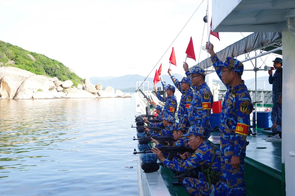 Tổng Bí thư trao danh hiệu Anh hùng lực lượng vũ trang nhân dân cho Quân chủng Hải quân Tổng Bí thư trao danh hiệu Anh hùng lực lượng vũ trang nhân dân cho Quân chủng Hải quân