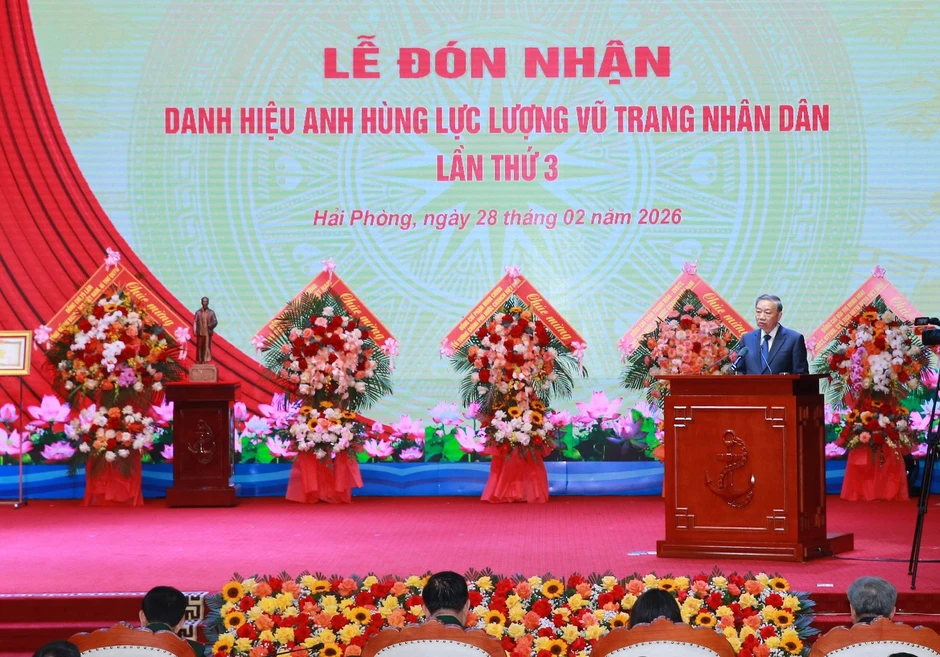 Tổng Bí thư trao danh hiệu Anh hùng lực lượng vũ trang nhân dân cho Quân chủng Hải quân Tổng Bí thư trao danh hiệu Anh hùng lực lượng vũ trang nhân dân cho Quân chủng Hải quân