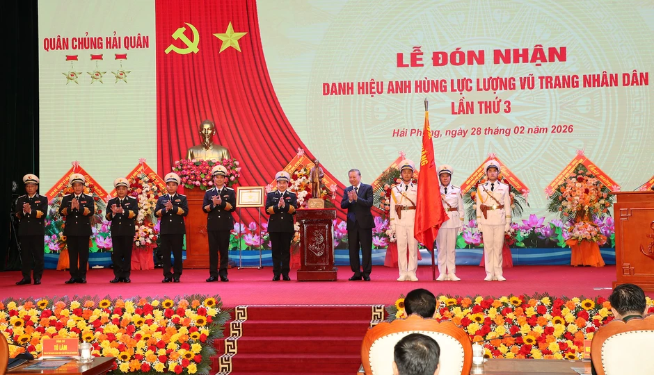 Tổng Bí thư trao danh hiệu Anh hùng lực lượng vũ trang nhân dân cho Quân chủng Hải quân Tổng Bí thư trao danh hiệu Anh hùng lực lượng vũ trang nhân dân cho Quân chủng Hải quân