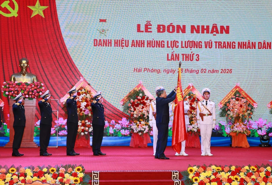 Tổng Bí thư trao danh hiệu Anh hùng lực lượng vũ trang nhân dân cho Quân chủng Hải quân Tổng Bí thư trao danh hiệu Anh hùng lực lượng vũ trang nhân dân cho Quân chủng Hải quân