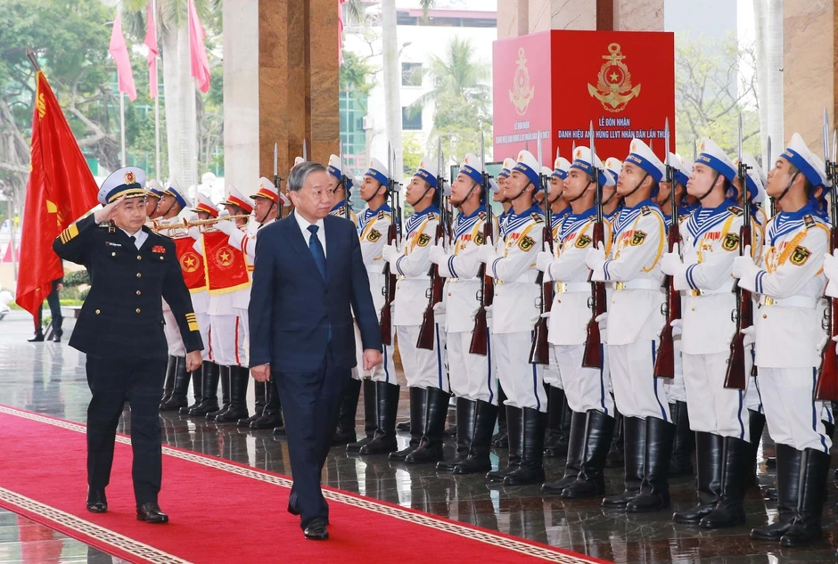 Tổng Bí thư trao danh hiệu Anh hùng lực lượng vũ trang nhân dân cho Quân chủng Hải quân Tổng Bí thư trao danh hiệu Anh hùng lực lượng vũ trang nhân dân cho Quân chủng Hải quân