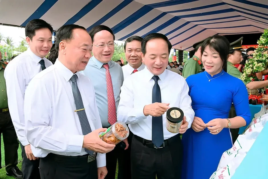 Trưởng Ban Tuyên giáo Trung ương dự Ngày hội Toàn dân bảo vệ an ninh Tổ quốc tại Gia Lai Trưởng Ban Tuyên giáo Trung ương dự Ngày hội Toàn dân bảo vệ an ninh Tổ quốc tại Gia Lai