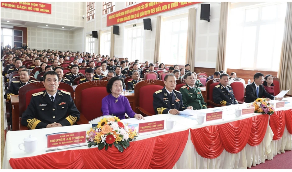 Vùng 2 Hải quân nhận Huân chương Bảo vệ Tổ quốc hạng nhất Vùng 2 Hải quân nhận Huân chương Bảo vệ Tổ quốc hạng nhất
