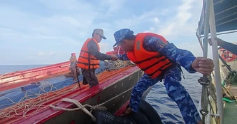 Vùng Cảnh sát biển 4 hỗ trợ tàu Thái Lan gặp nạn trên biển