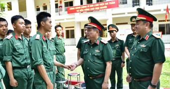 Xúc động buổi gặp mặt gia đình chiến sĩ mới