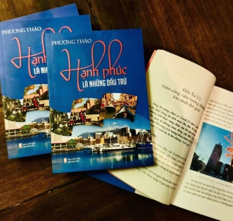"Hạnh phúc là những dấu trừ": Cuốn sách giàu cảm xúc, hướng về ánh sáng "Hạnh phúc là những dấu trừ": Cuốn sách giàu cảm xúc, hướng về ánh sáng