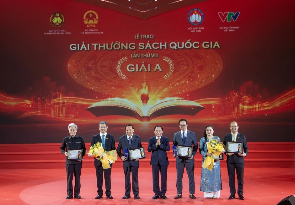 2 tác phẩm về lịch sử giành giải A tại Lễ trao Giải thưởng Sách Quốc gia lần thứ VIII 2 tác phẩm về lịch sử giành giải A tại Lễ trao Giải thưởng Sách Quốc gia lần thứ VIII