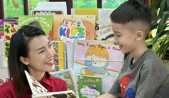 Á hậu Hoàng Oanh đọc sách cùng con trai