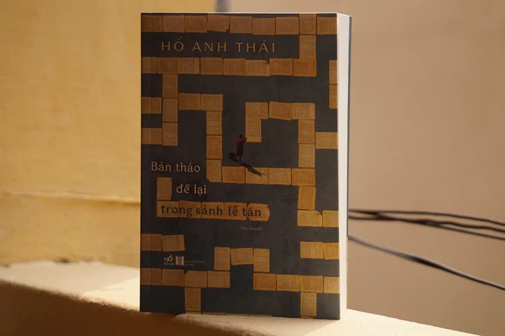 'Bản thảo để lại trong sảnh lễ tân' và một Hồ Anh Thái đã 'chín' 'Bản thảo để lại trong sảnh lễ tân' và một Hồ Anh Thái đã 'chín'