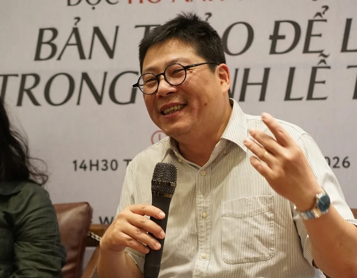 'Bản thảo để lại trong sảnh lễ tân' và một Hồ Anh Thái đã 'chín' 'Bản thảo để lại trong sảnh lễ tân' và một Hồ Anh Thái đã 'chín'