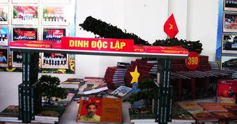 Bộ đội tạo hình dinh Độc Lập, xe tăng 390, khí tài chiến đấu từ sách