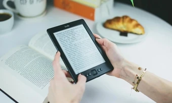 'Cần ý thức dùng sách số có bản quyền'