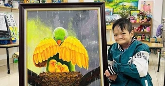 Chỉ còn 2 ngón tay cử động tốt, cậu bé độc lạ Bình Dương vẫn vẽ nên phép màu