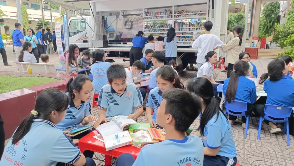 Chở sách đi tìm bạn đọc Chở sách đi tìm bạn đọc