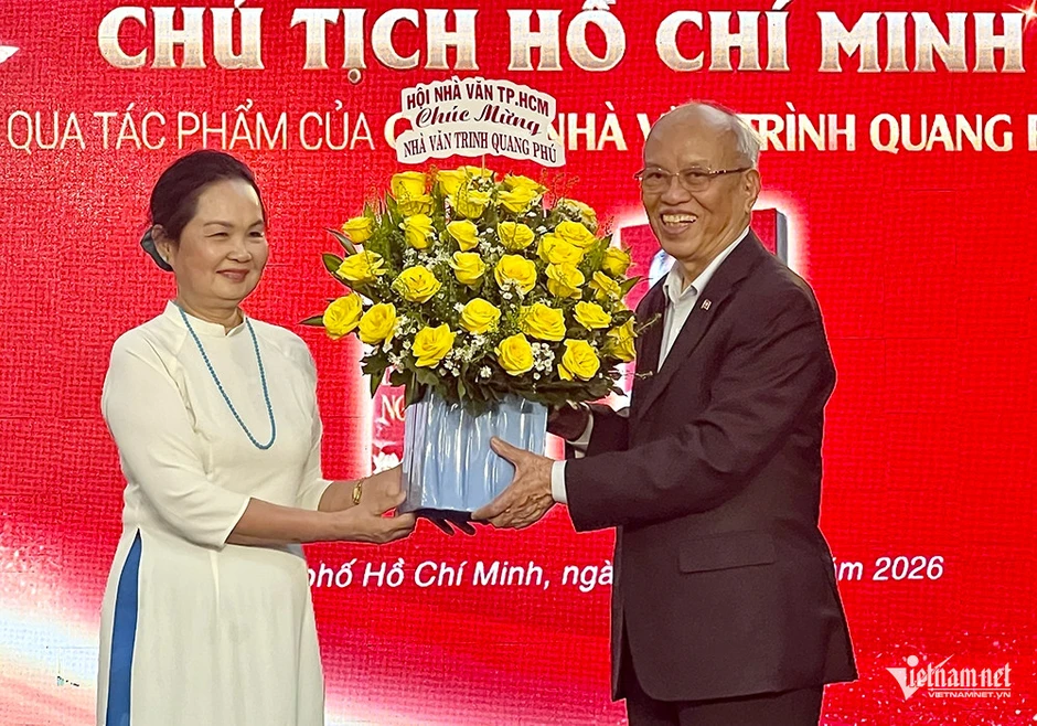 Chuyện đặc biệt về vị giáo sư 86 tuổi có gần 60 năm viết về Bác Hồ Chuyện đặc biệt về vị giáo sư 86 tuổi có gần 60 năm viết về Bác Hồ